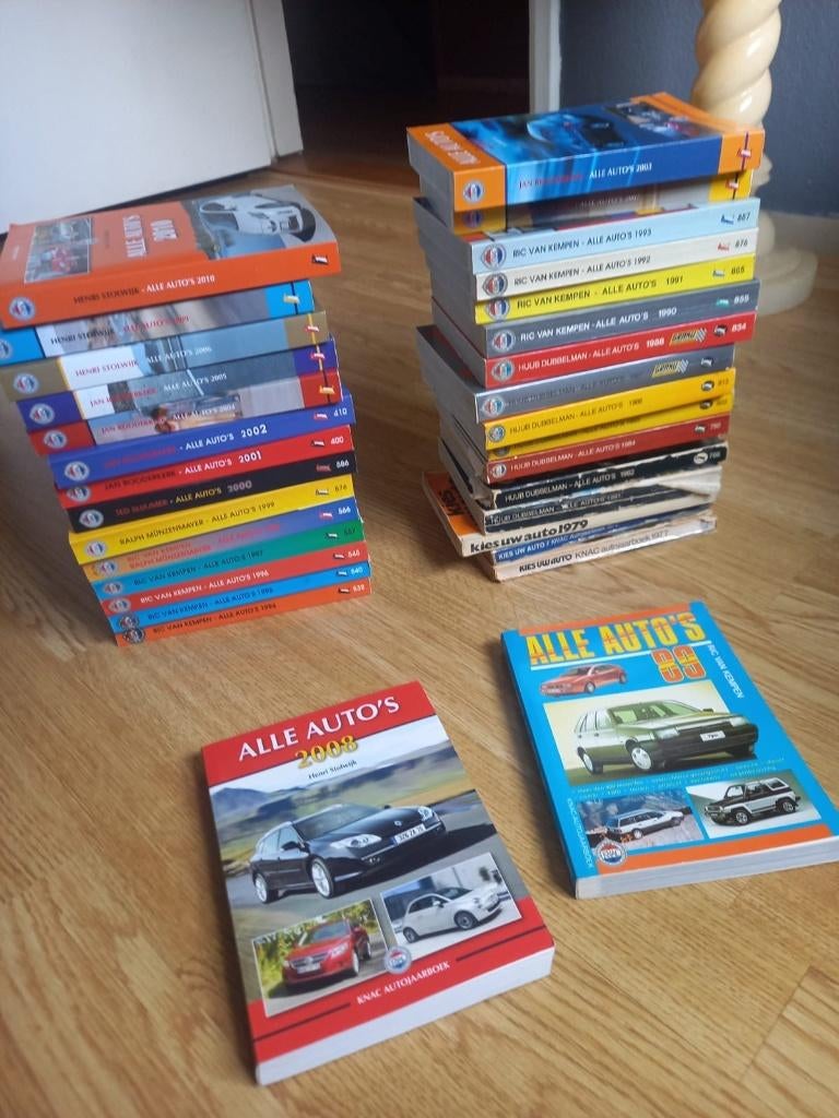 "Alle auto's " boekjes van de  KNAC  vanaf 1977 t/m 2010, Boeken, Auto's | Boeken, Zo goed als nieuw, Overige merken, Ophalen of Verzenden