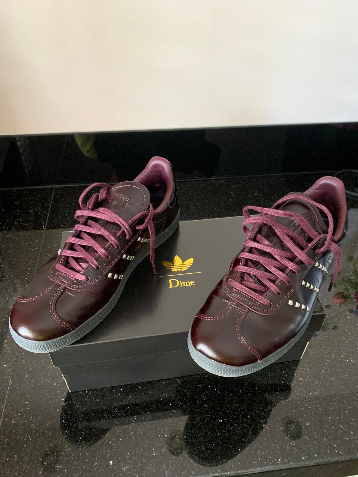 Adidas Dime in maat 43 1/3 en kleur bordeaux rood, Overige kleuren, Nieuw, Ophalen of Verzenden, Sneakers of Gympen