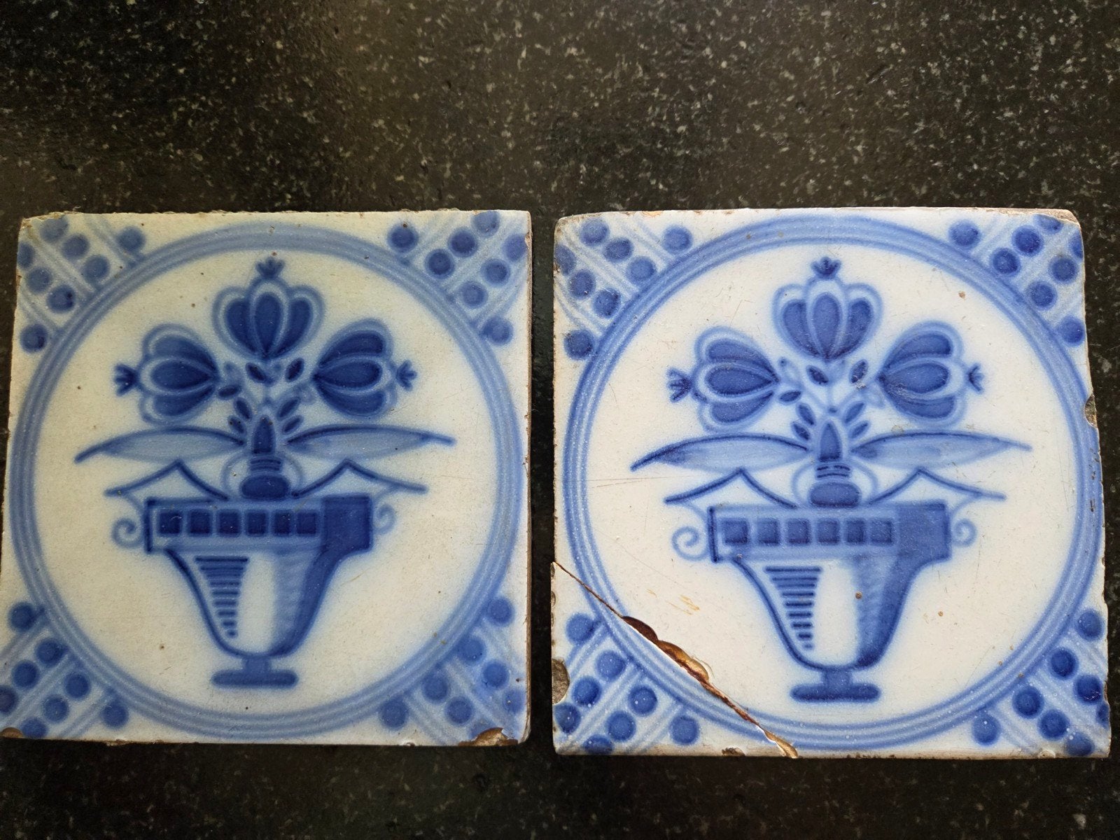 Set van 2 antieke Delftse wandtegels – Bloempot/Vaasdecor –, Ophalen of Verzenden