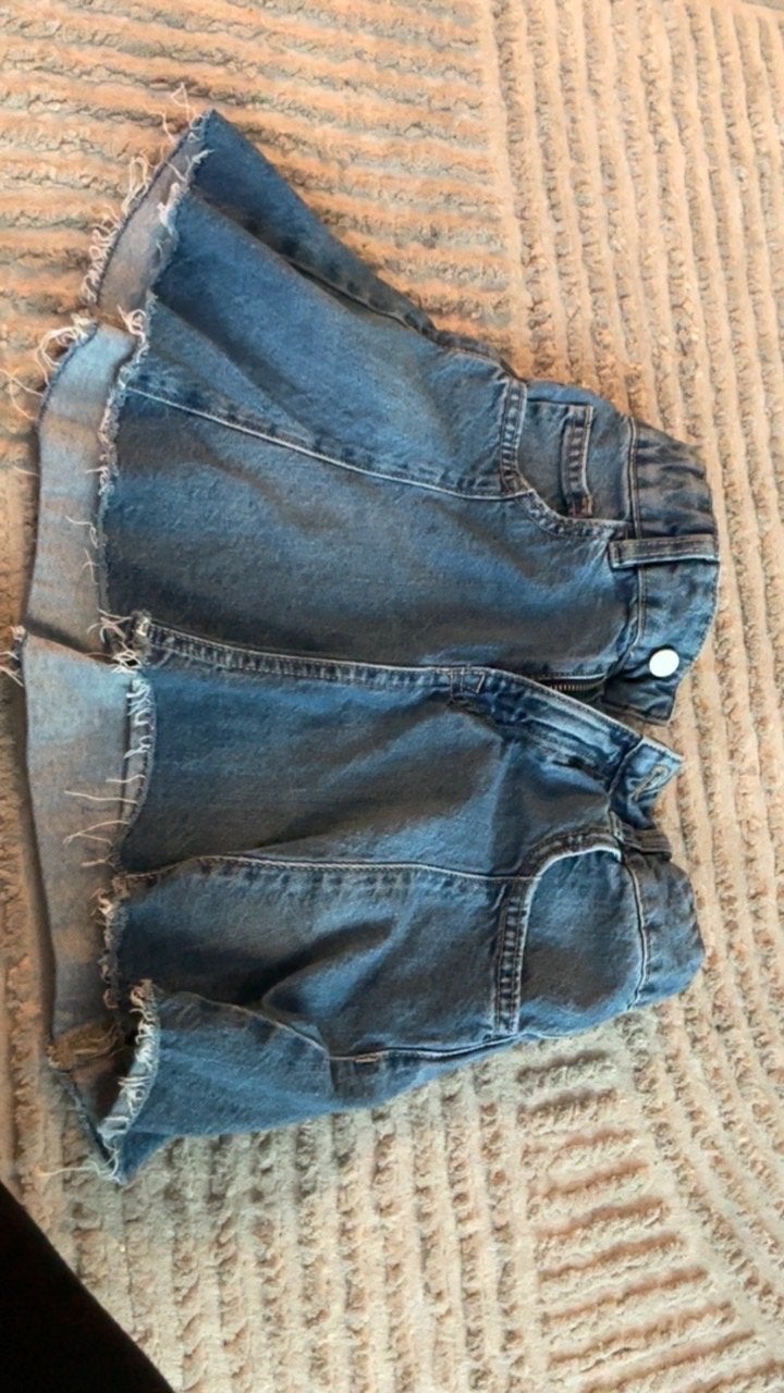 Blauwe denim shorts met gerafelde zoom, Kleding | Dames, Broeken en Pantalons, Kort, Blauw, Ophalen of Verzenden, Maat 34 (XS) of kleiner
