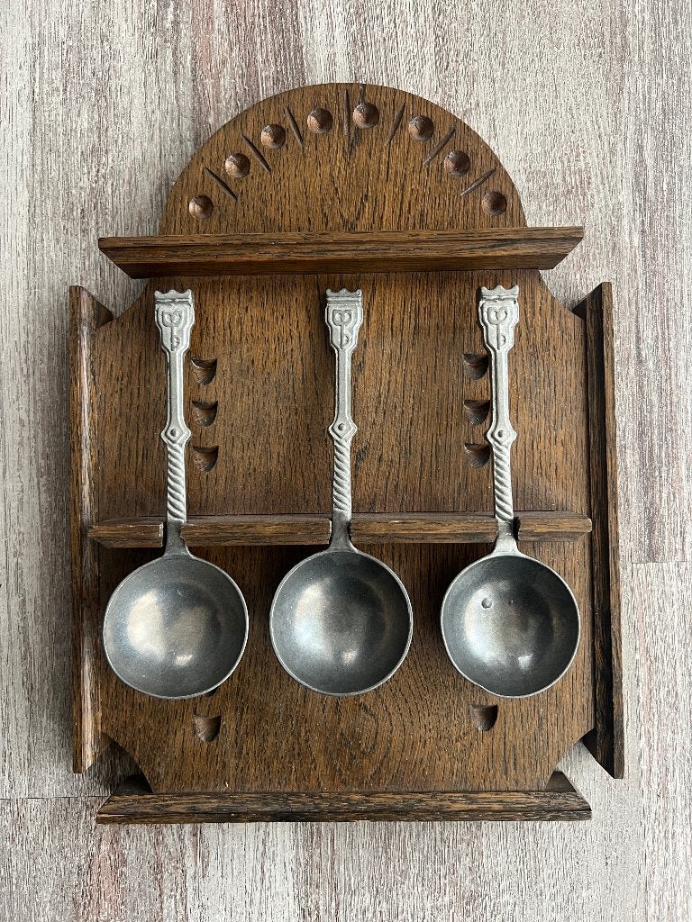 Vintage Duits Tinnen Lepelrek met 3 Sierlepels, Antiek en Kunst, Ophalen of Verzenden