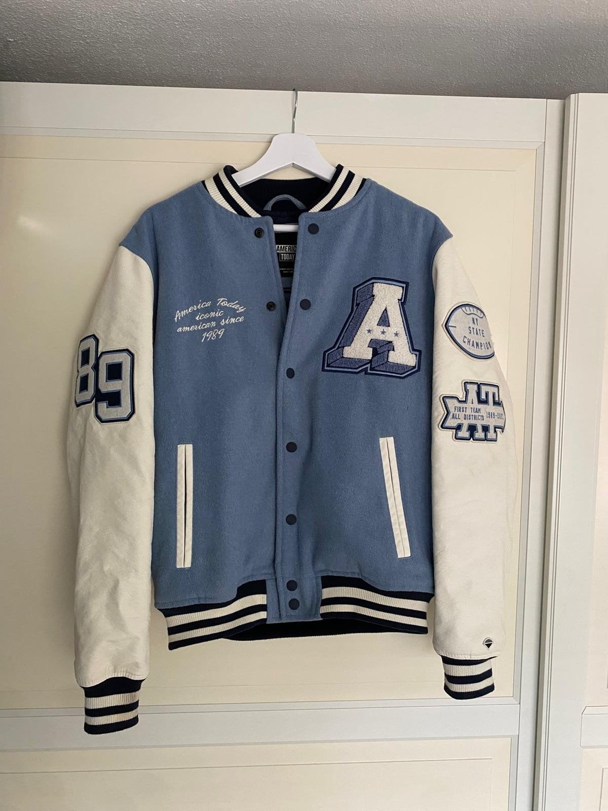 America Today Varsity Jacket - Maat XS, Kleding | Dames, Ophalen, Zo goed als nieuw, Blauw