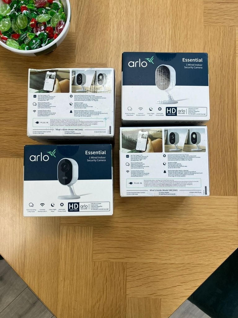 Complete Arlo beveiligingsset – ongebruikt / open doos, Ophalen of Verzenden, Refurbished, Binnencamera