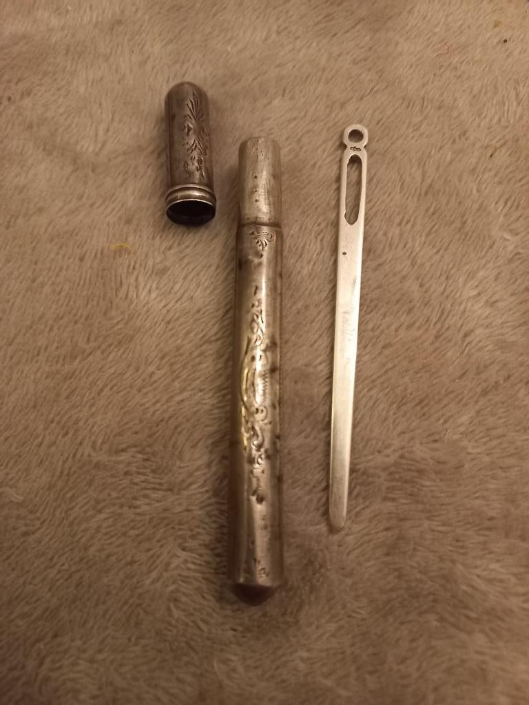 Antiek zilveren naaldenkoker met naald rond 1890, Ophalen of Verzenden, Zilver