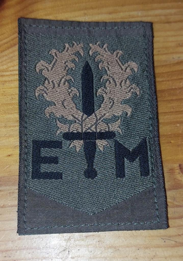 Defensie mouwembleem 1e divisie 7 december GVT, Ophalen of Verzenden, Landmacht, Nederland, Embleem of Badge