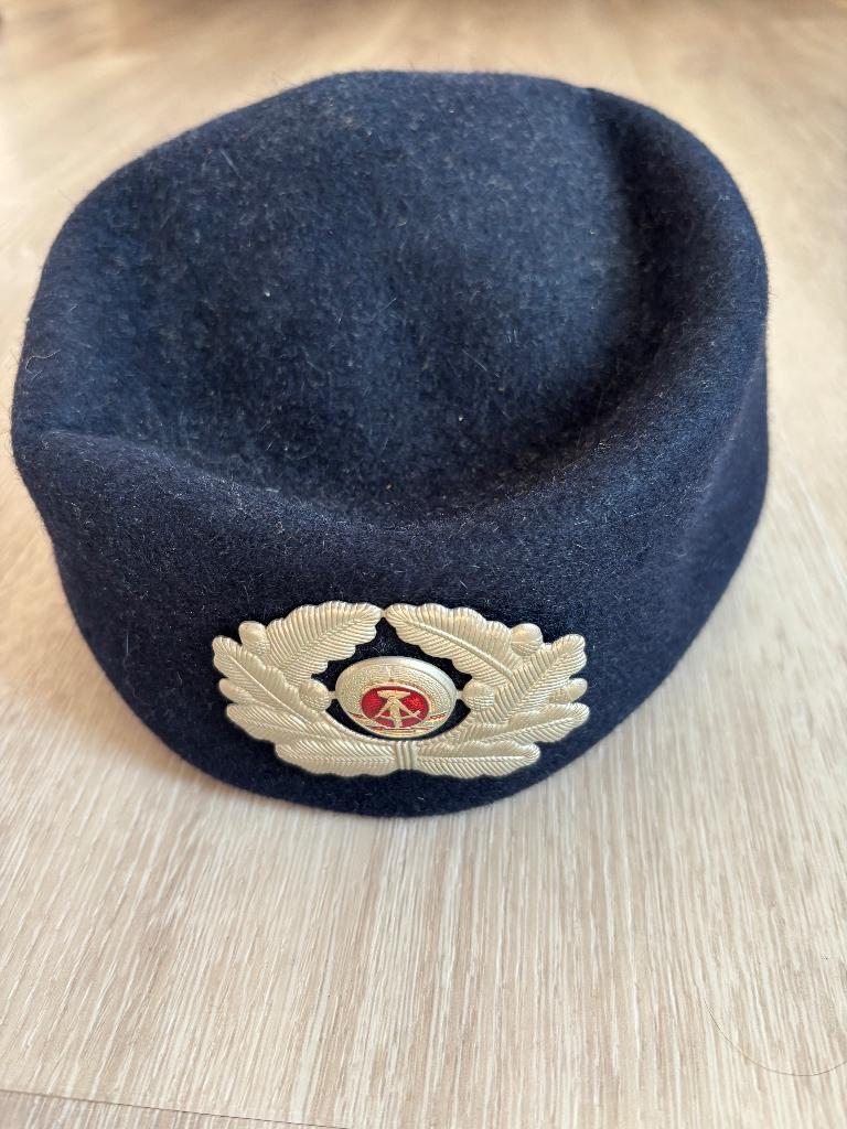 Vintage DDR hoofddeksel dames vilt, Ophalen of Verzenden, Marine, Duitsland, Embleem of Badge