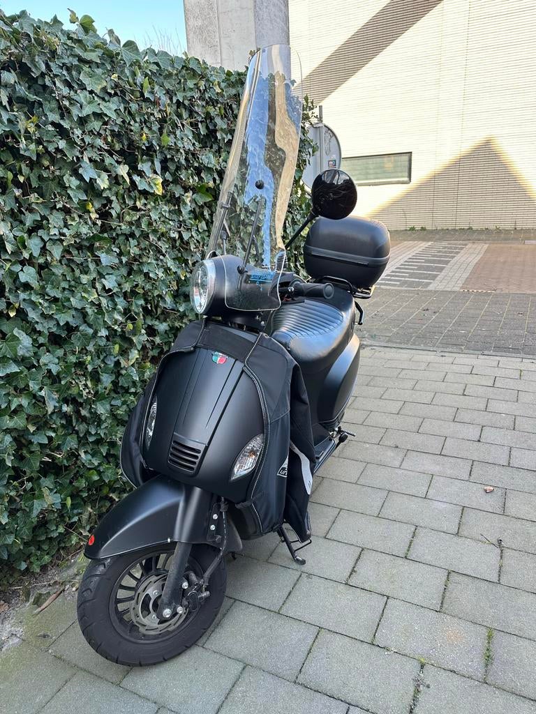 Zo goed als nieuwe scooter - 900 euro, Fietsen en Brommers, Brommeronderdelen | Scooters, Ophalen of Verzenden, Zo goed als nieuw