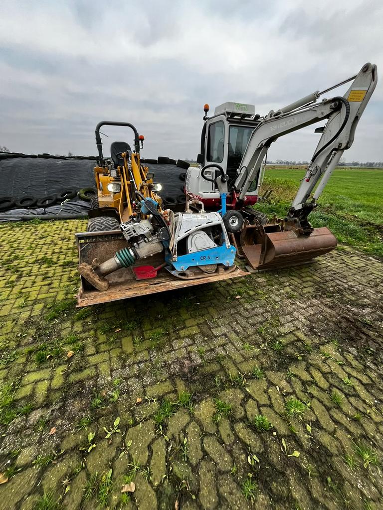 Te huur: hovenier / graafmachine en machinist, Ophalen
