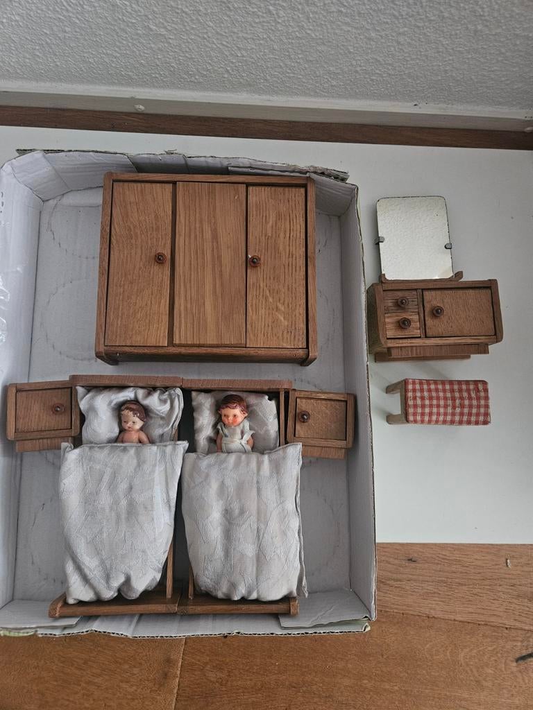 Houten slaapkamer poppenhuis  kast bedjes kaptafel nachtkast, Verzamelen, Poppenhuizen en Toebehoren, Ophalen of Verzenden, Poppenhuis
