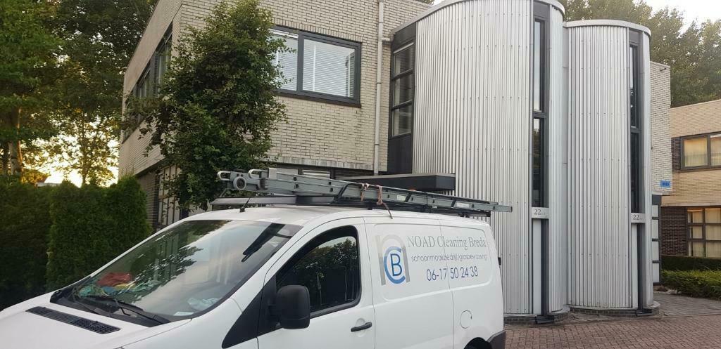 Schoonmaakbedrijf/glazenwasserij noad cleaning, Schoonmaken bedrijfsruimte