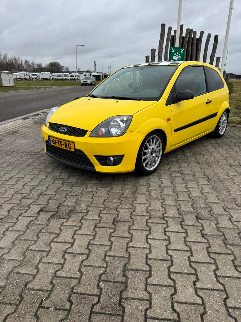 Ford Fiësta 1.6 16V 3DR 2006 Airco sportief, Auto's, Voorwielaandrijving, 1596 cc, 15 km/l, 40 €/maand