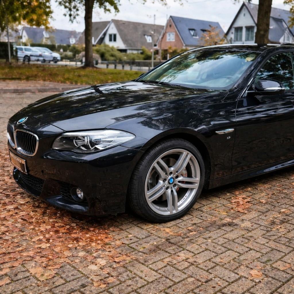 BMW 5-Serie 520I 135KW Touring Aut8 2016 Zwart, Auto's, 4 cilinders, 2000 kg, Zwart, Stationwagon