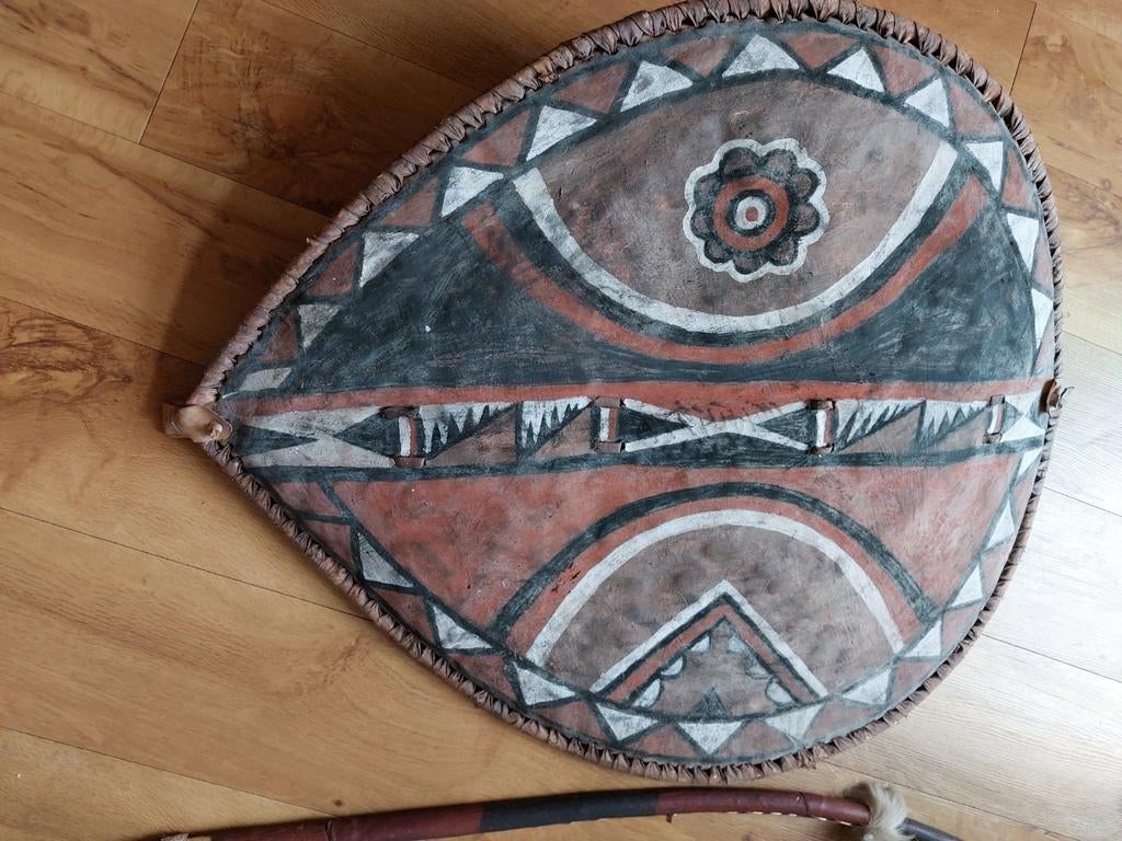Afrikaans schild met boog en ijzeren speer, Antiek en Kunst, Ophalen