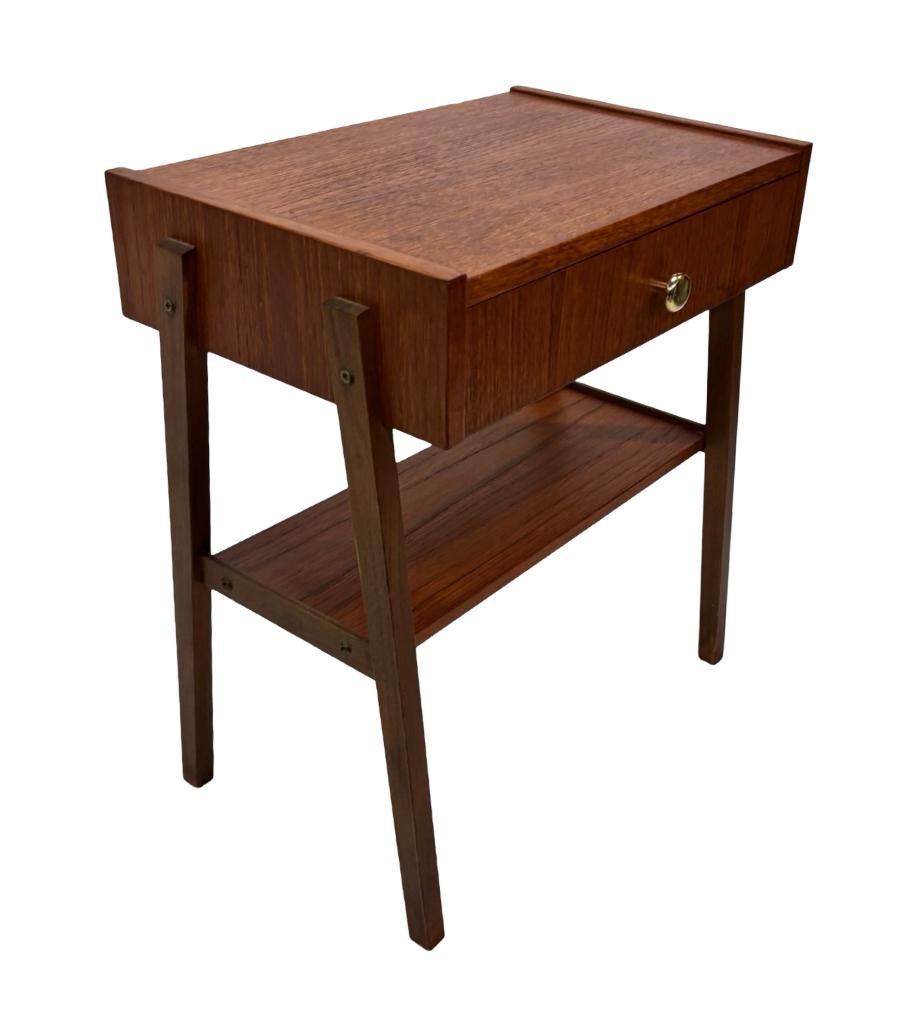 Vintage Compact Kastje Nachtkastje Teak Fineer Jaren 60