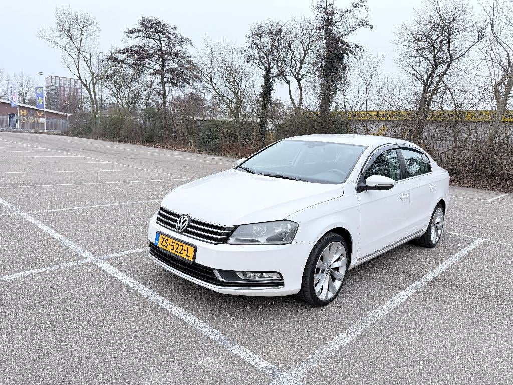 Volkswagen Passat 1.4 TSI 90KW DSG 2013 Wit, Auto's, Volkswagen, 4 cilinders, 75 €/maand, Grijs, Particulier