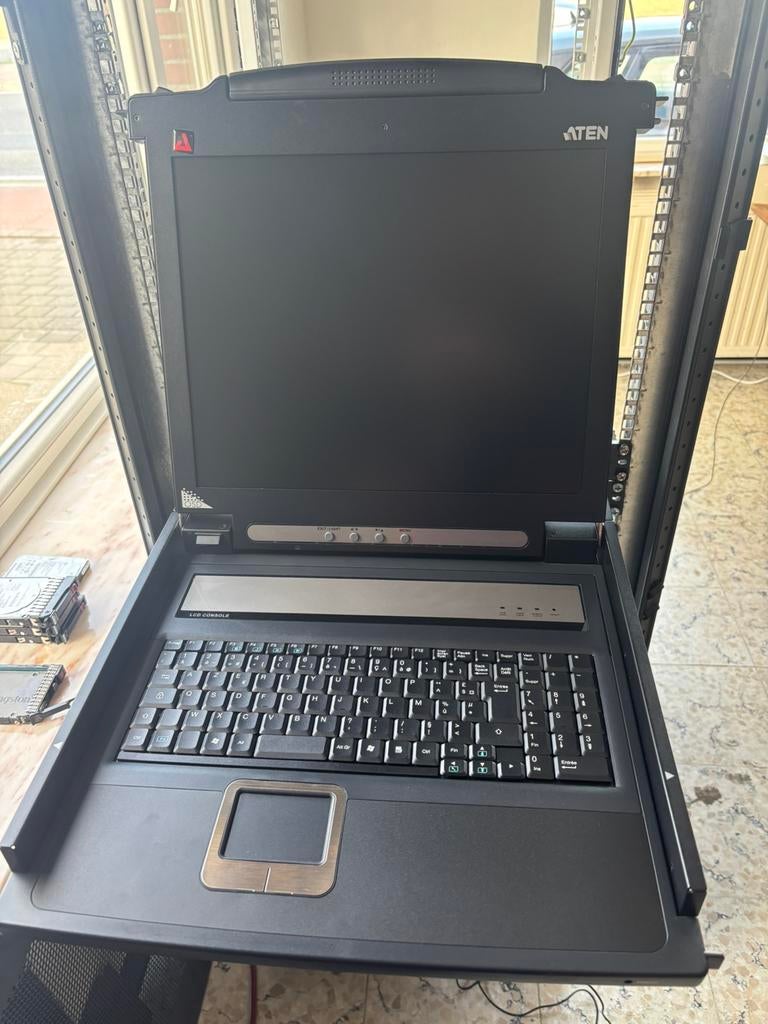 ATEN CL1000M SLIDEAWAY LCD CONSOLE serverrack monitor Azerty, Ophalen, Zo goed als nieuw