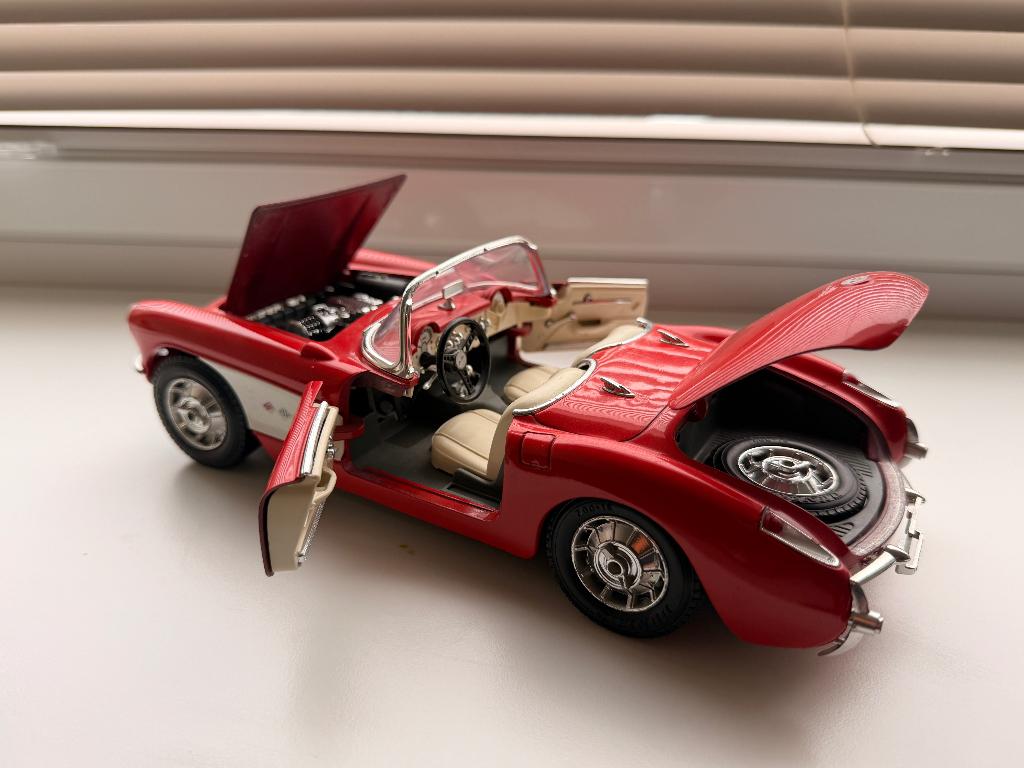 Bburago Chevrolet Corvette 1957 Rood schaal 1:18, Ophalen, Zo goed als nieuw, Auto, Bburago