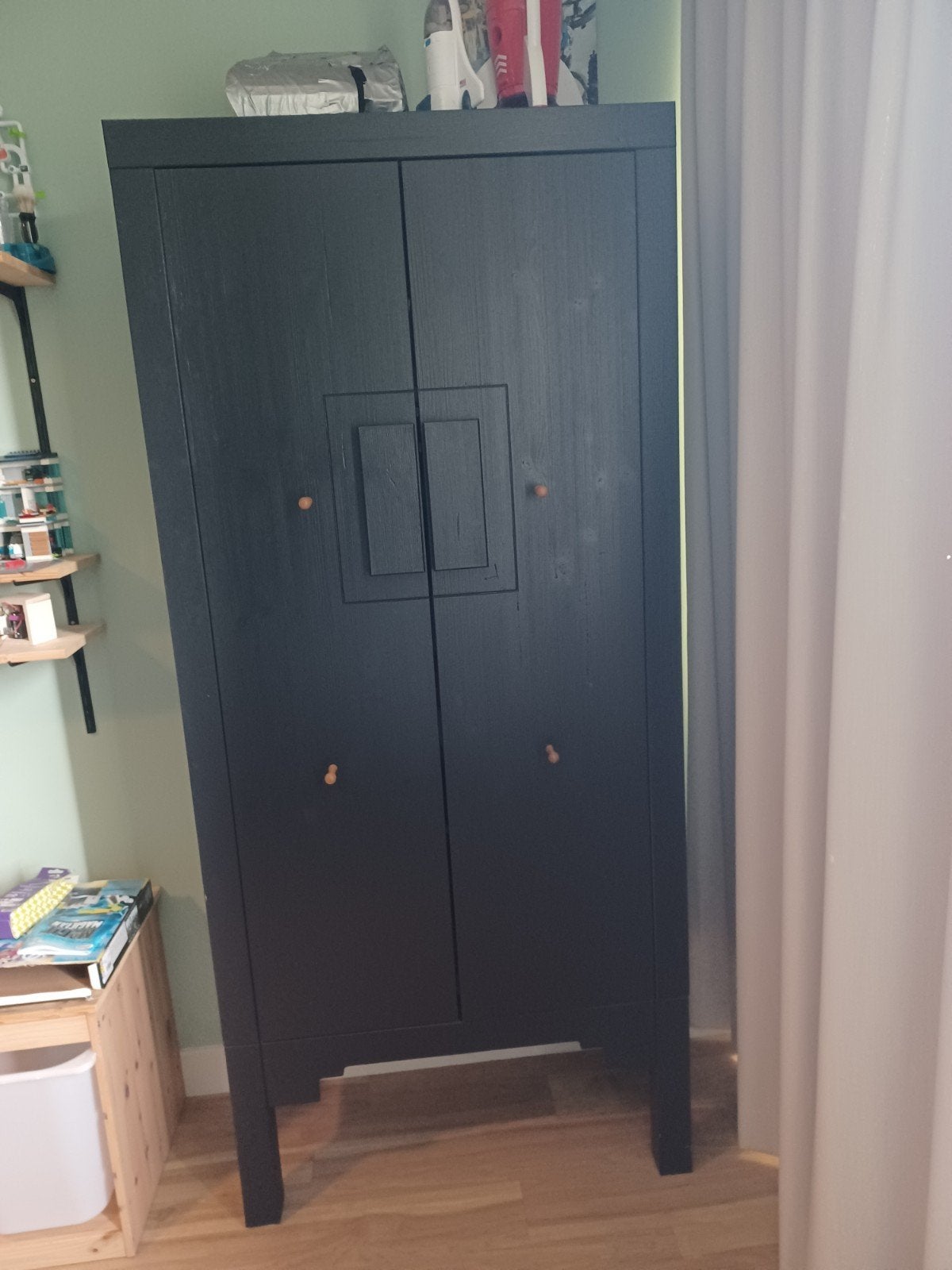 Zwarte houten kledingkast, Ophalen, Met deur(en), Gebruikt, 50 tot 100 cm