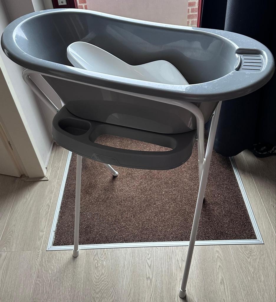 Babybadje met standaard en badzitje, Kinderen en Baby's, Badjes en Verzorging, Gebruikt, Ophalen of Verzenden, Badje, Bébé-jou