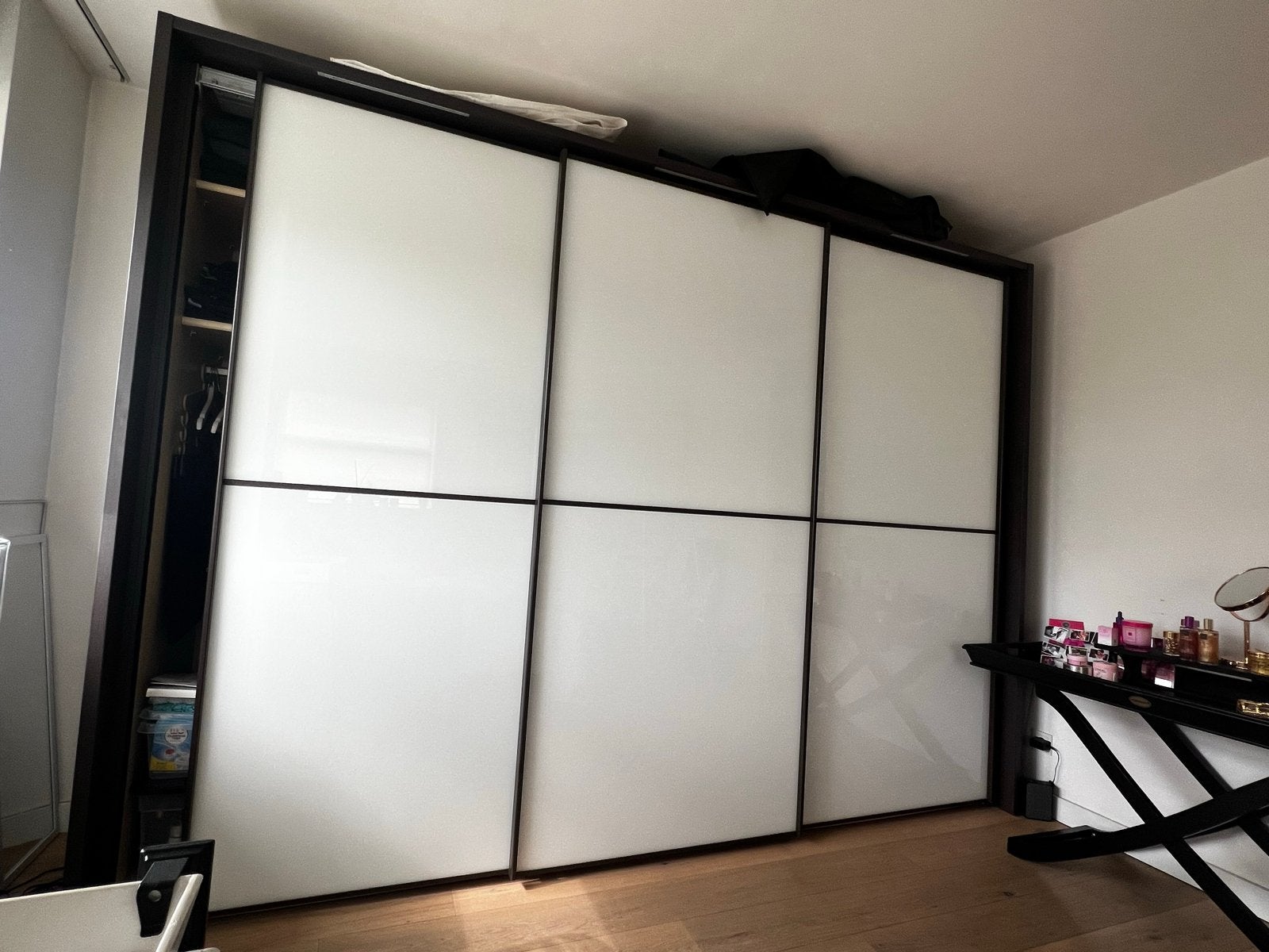 Grote kledingkast met schuifdeuren en veel opbergruimte, Ophalen, Gebruikt, 200 cm of meer, 200 cm of meer