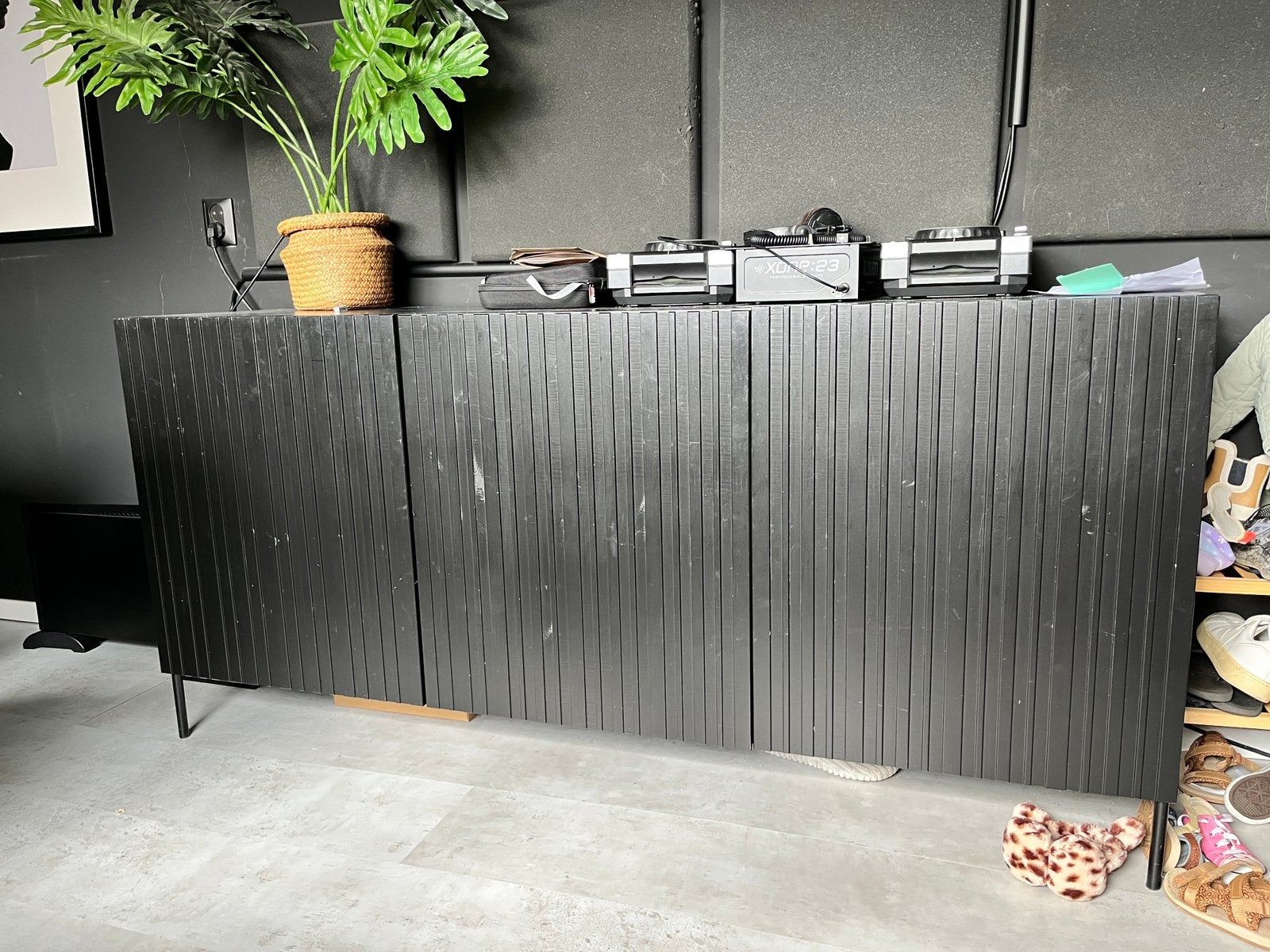 Woood gravure dressoir zwart 180 breed, Huis en Inrichting, Kasten | Dressoirs, Ophalen, Gebruikt, 25 tot 50 cm, 150 tot 200 cm