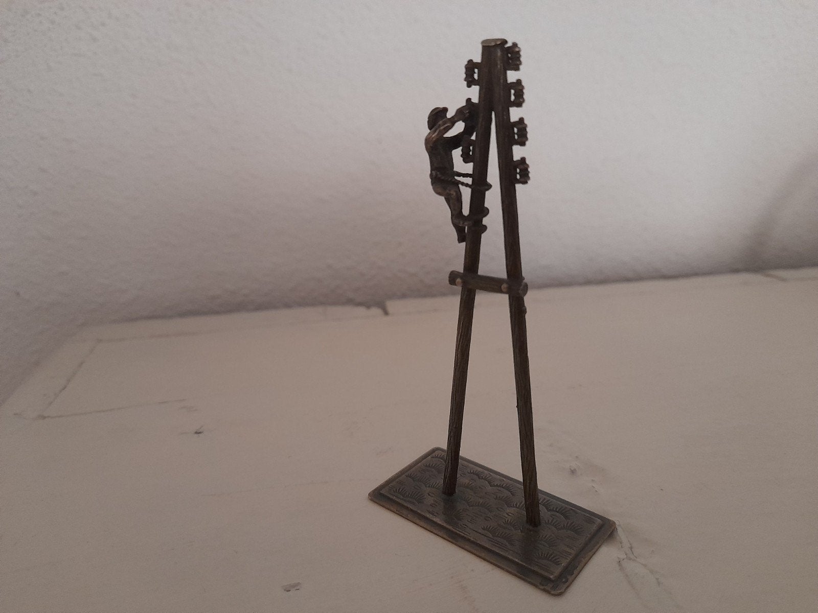 Miniatuur verzilverd elektriciteitspaal met monteur, Ophalen of Verzenden, Overige typen