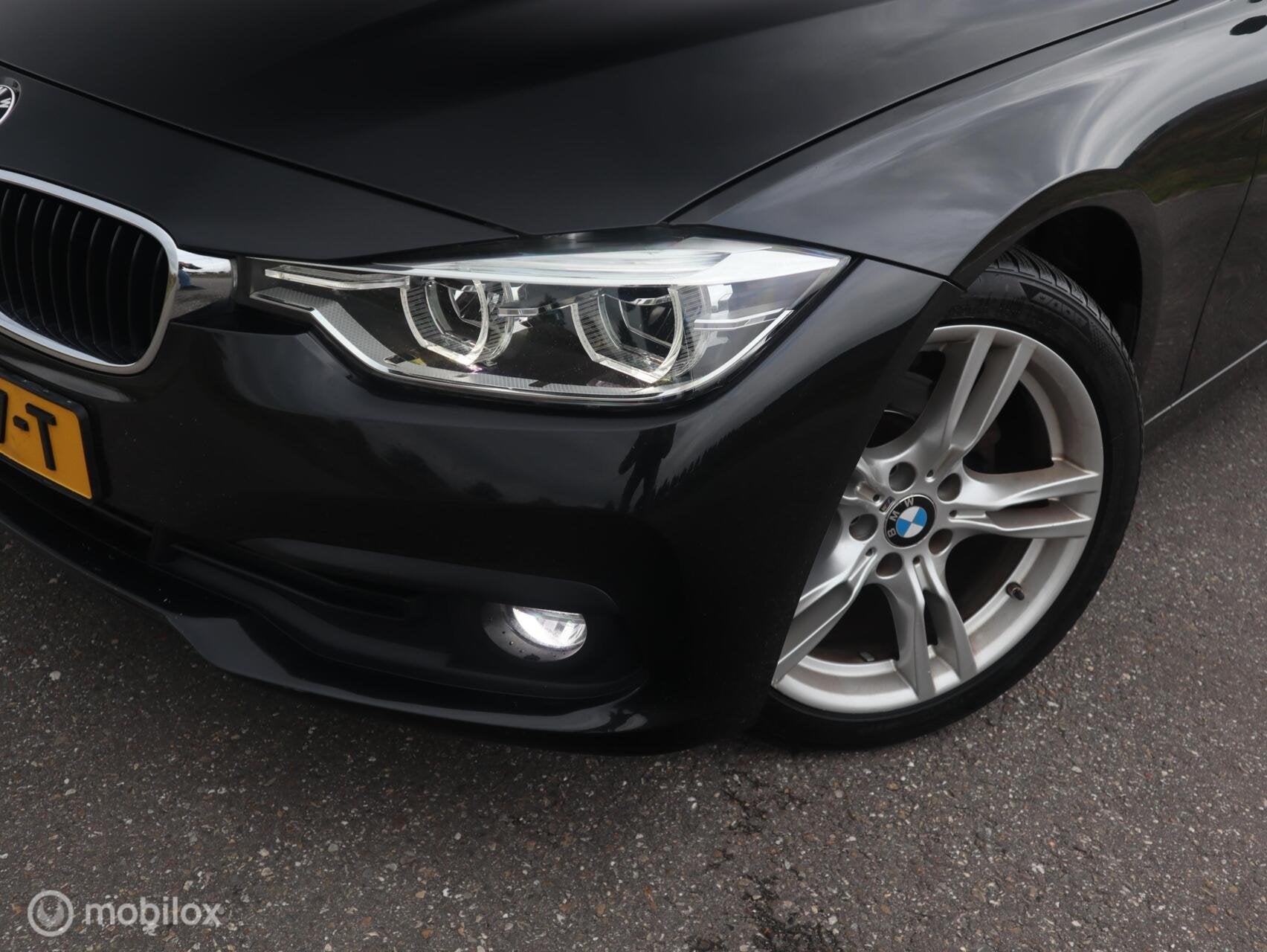 BMW 3-serie 318i Executive LED|18" LMV| CarPlay|LED|Navi|Don, Auto's, Zwart, Origineel Nederlands, Handgeschakeld, 3 cilinders