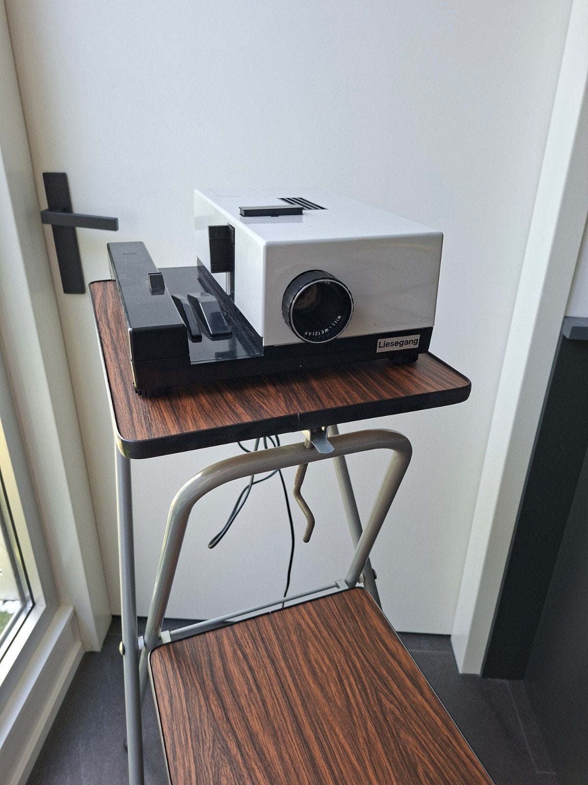 Vintage Liesegang Diaprojector + scherm + standaard, Audio, Tv en Foto, Diaprojectors, Ophalen, Gebruikt, Met scherm