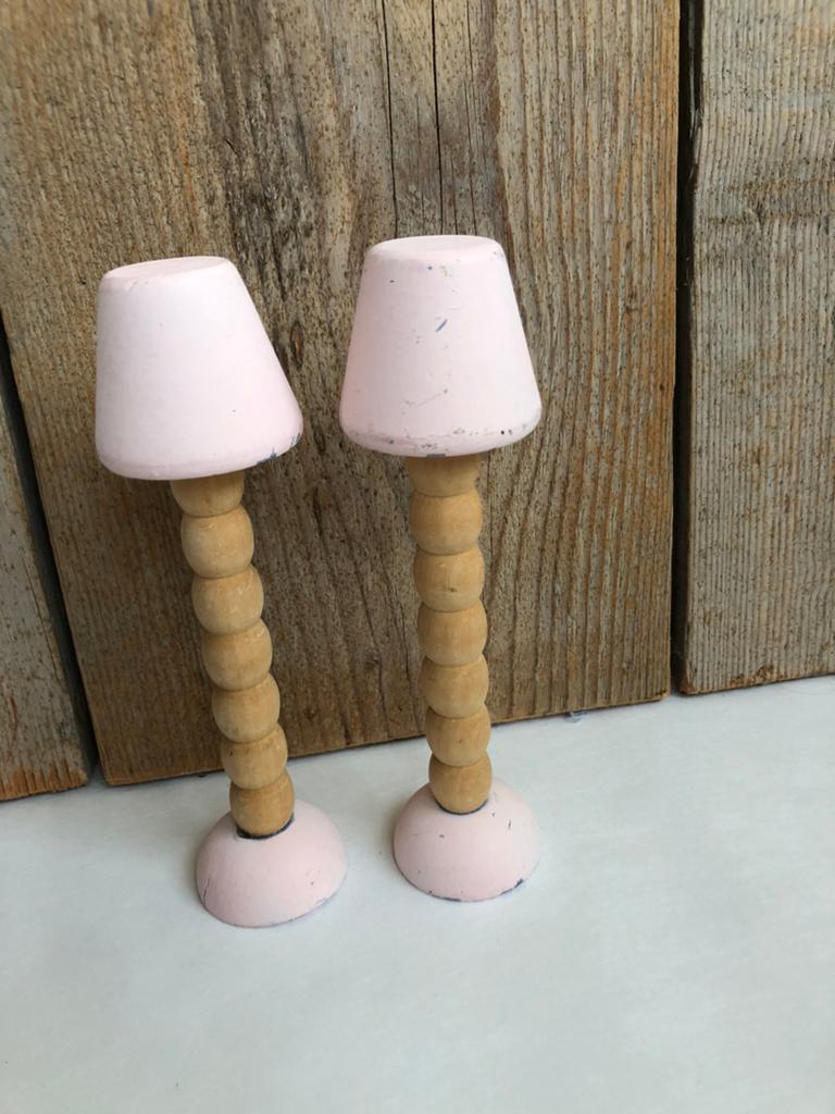 2 houten lampen voor Barbie poppenhuis, Ophalen of Verzenden, Gebruikt, Decoratie