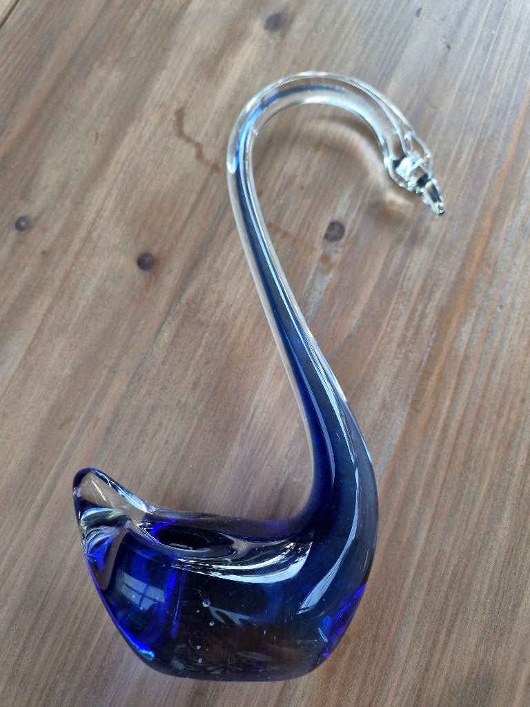 Glazen zwaan met blauwtinten, Ophalen