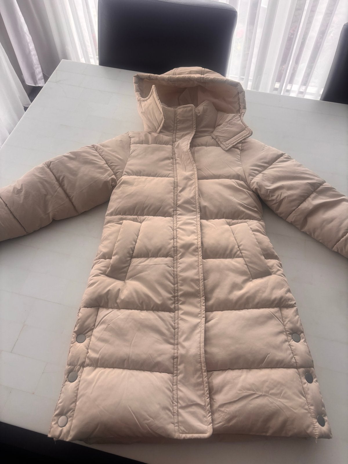 Lange beige winterjas voor meisjes, maat 134/140, Kinderen en Baby's, Kinderkleding | Maat 134, Ophalen of Verzenden, Zo goed als nieuw