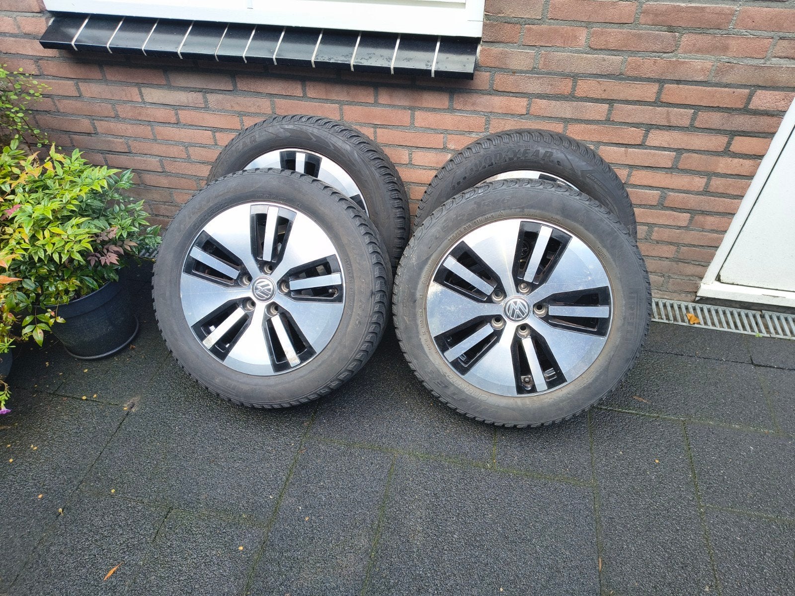 Originele 16" Volkswagen Velgen + Winterbanden (205/55 R16), Ophalen, Gebruikt, 16 inch, Banden en Velgen
