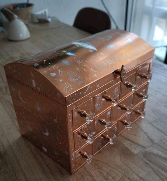Gouden sierdoos Charlotte Tilbury adventskalender, Huis en Inrichting, Ophalen of Verzenden, Minder dan 50 cm, Minder dan 50 cm