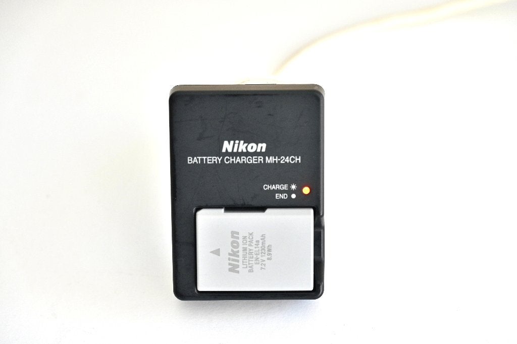 Nikon MH-24 battery charger origineel + NIEUWE wereldstekker, Audio, Tv en Foto, Fotografie | Accu's en Batterijen, Ophalen of Verzenden
