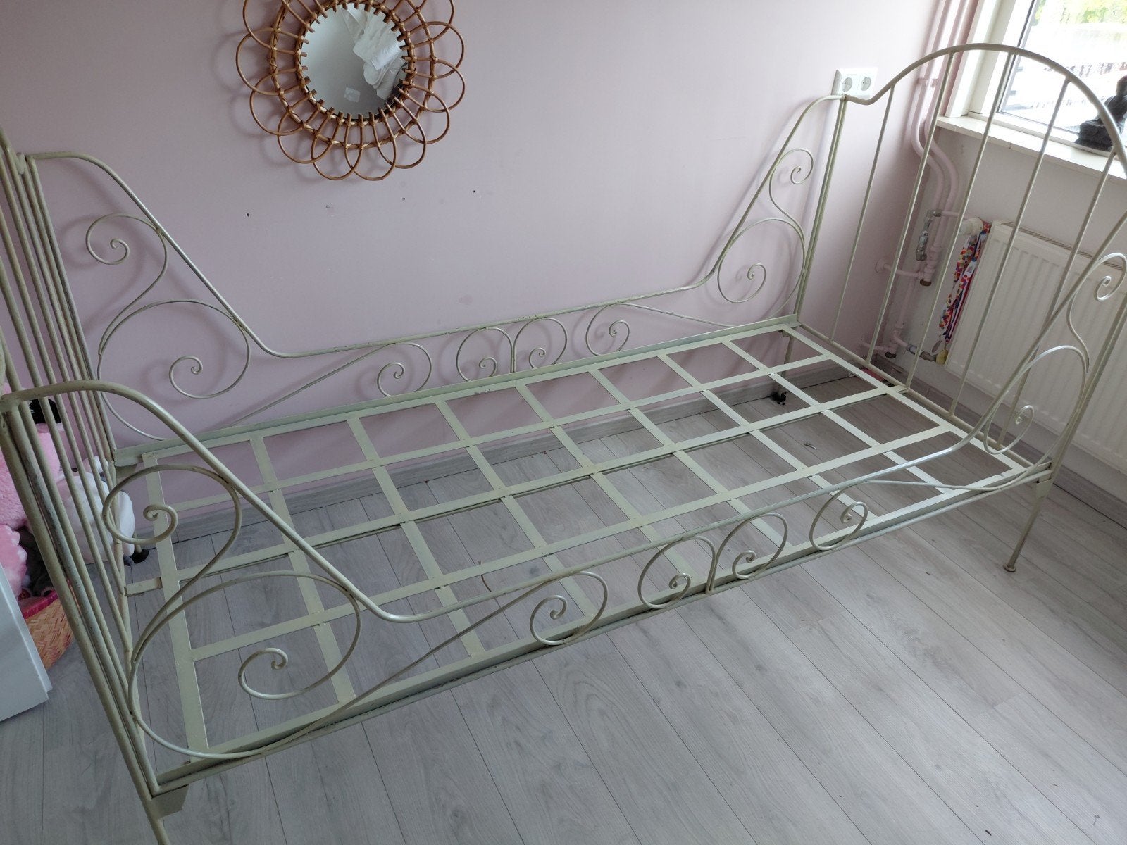 Eenpersoonsbed met metalen frame meidenbed vintage brocant, Huis en Inrichting, Ophalen, Gebruikt, 90 cm, Eenpersoons