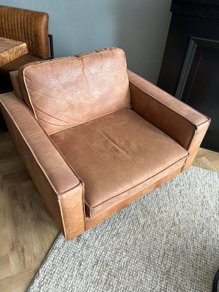 In prijs verlaagd! Cognackleurige brede fauteuil, Ophalen, Eenpersoons, 75 tot 100 cm, Zo goed als nieuw