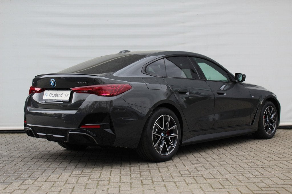 BMW i4 xDrive40 M Sport / Schuif-kanteldak / Trekhaak / Adap, Auto's, BMW, Elektrische stoelverstelling, Leder, Blauw, Zilver of Grijs