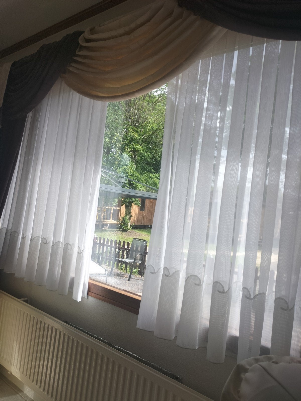 Elegante Witte Vitrage met Bruine en Crème Valletjes, 100 tot 150 cm, Ophalen of Verzenden, Klassiek, Elegant, 150 tot 200 cm