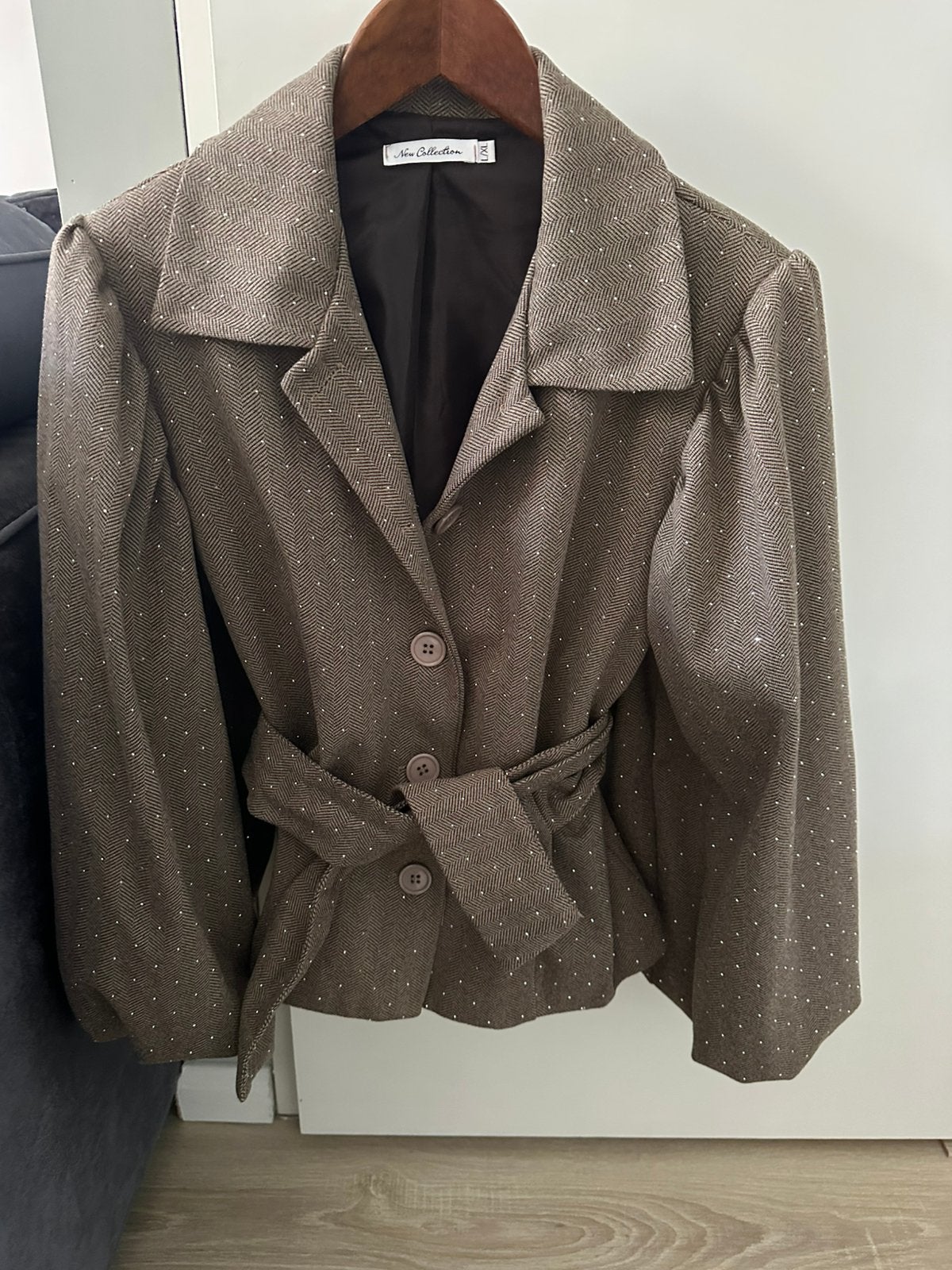 Visgraad bruine blazer met strass New Collection mt L, Ophalen of Verzenden, Zo goed als nieuw, Maat 38/40 (M), Bruin
