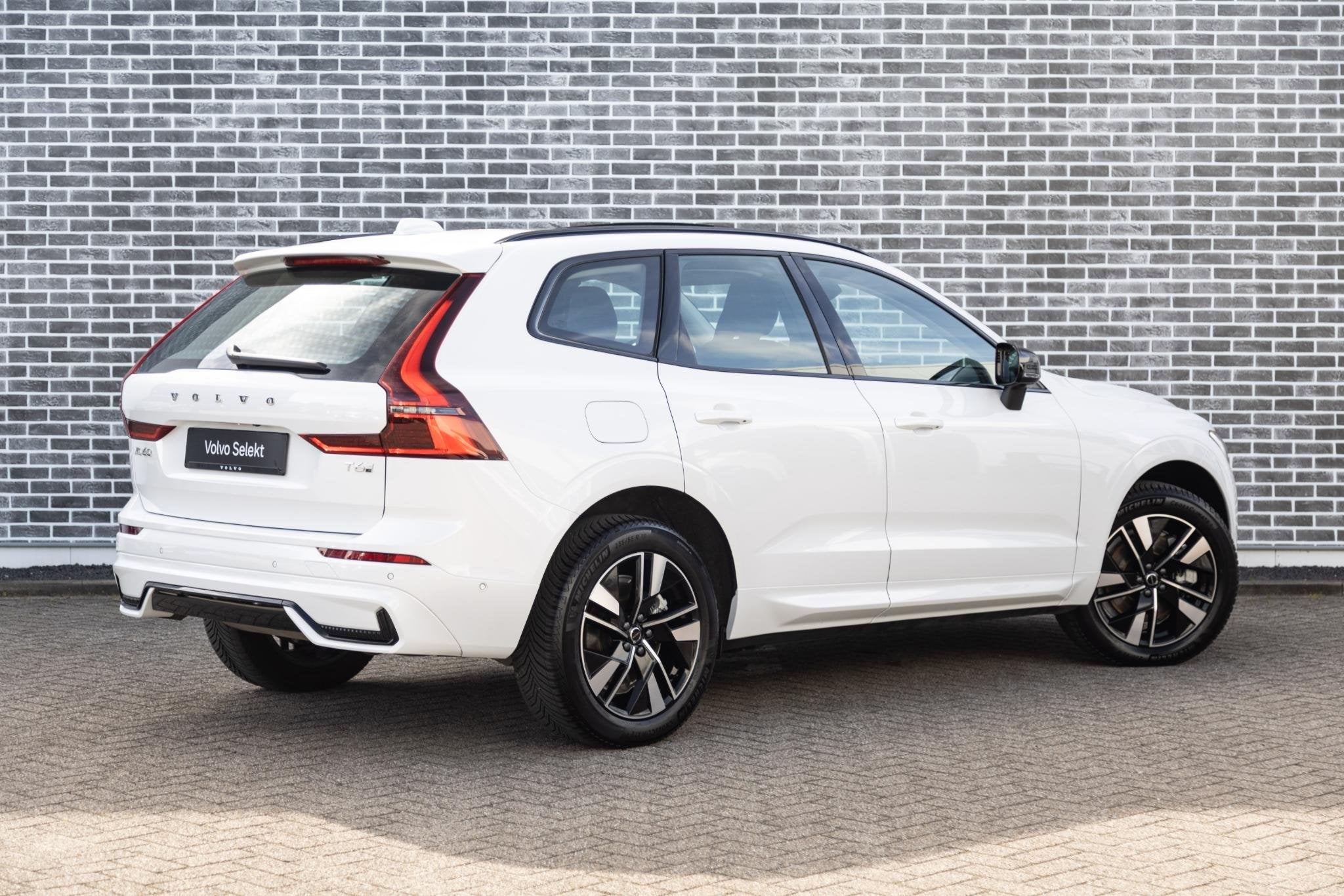 Volvo XC60 2.0 T6 Plug-in hybrid AWD Plus Dark | PHEV | Face, Auto's, Gebruikt, Euro 6, 4 cilinders, 180 min