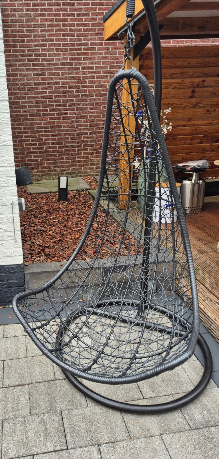Moderne Zwarte Hangstoel met Standaard, Ophalen, Zo goed als nieuw, Wicker