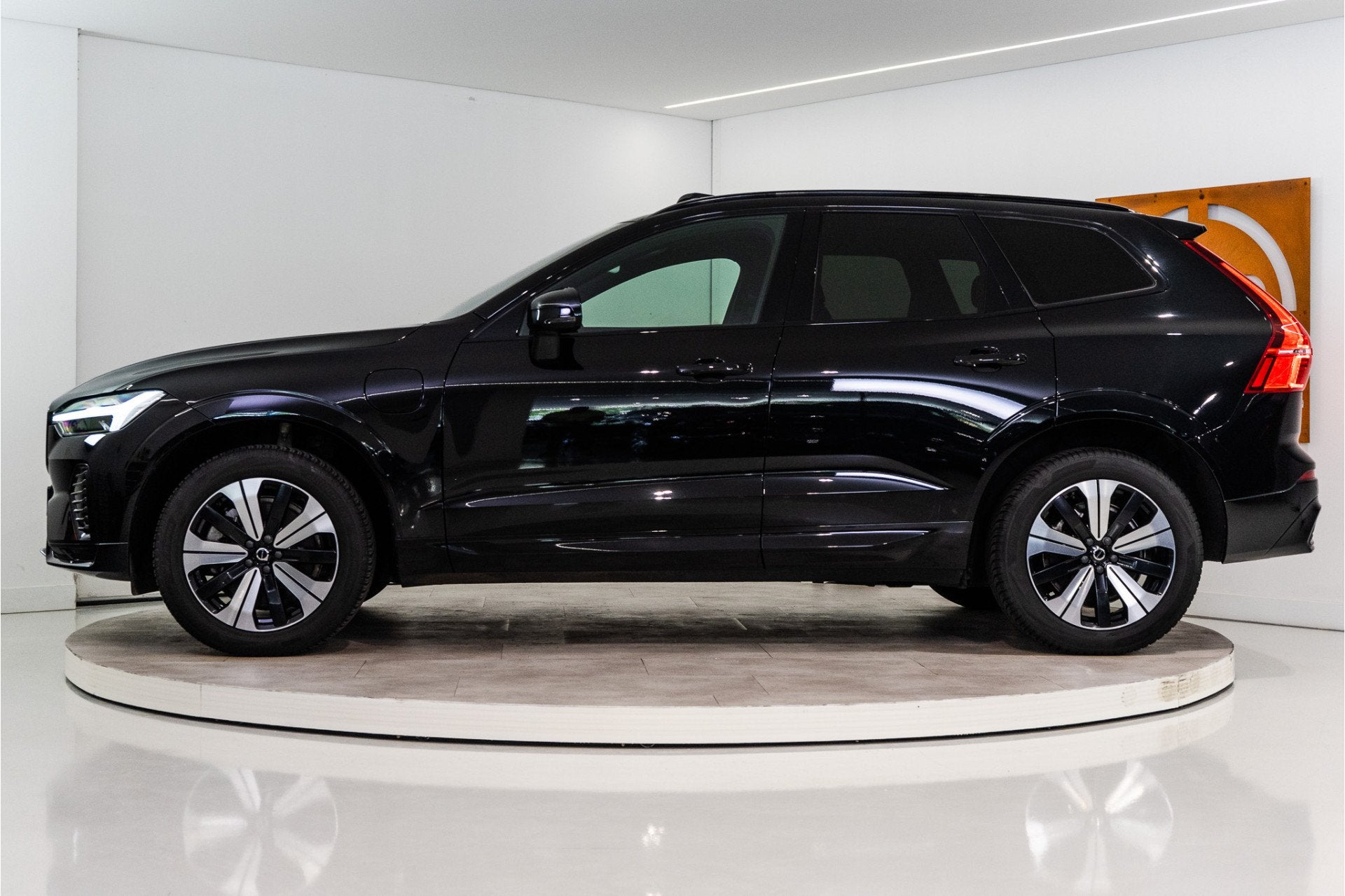 Volvo XC60 2.0 T6 Plug-in hybrid AWD Plus Dark Long Range 35, Auto's, Automaat, Gebruikt, 4 cilinders, Zwart