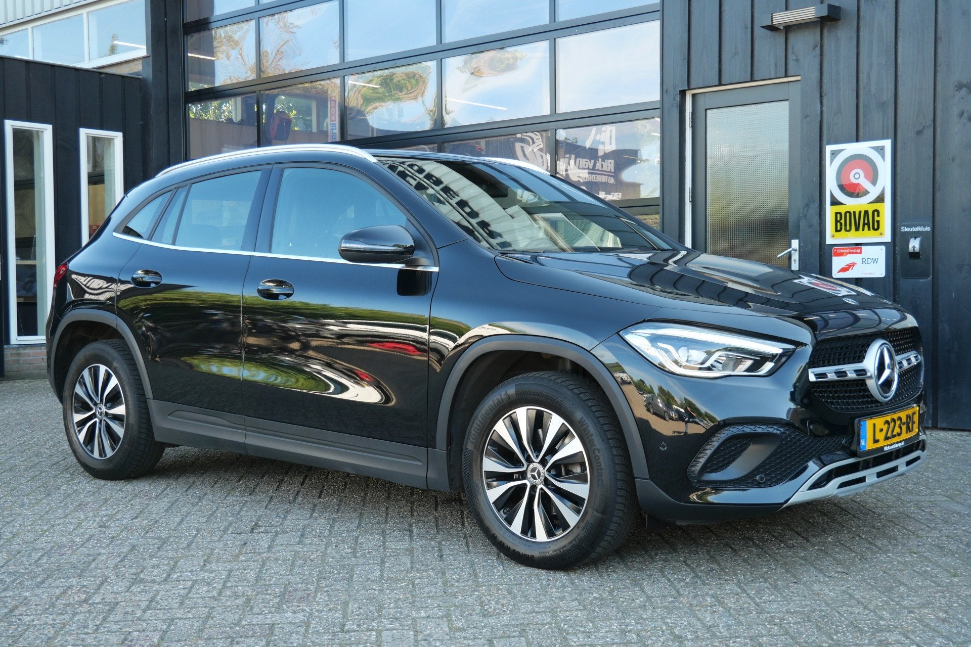 Mercedes-Benz GLA 180 Business Solution Automaat | MBUX | Tr, Auto's, Dealer onderhouden, Gebruikt, 4 cilinders, Leder en Stof