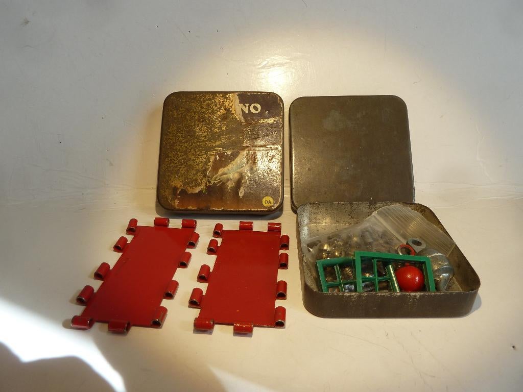 2 OUDE MECCANO BLIKJES met wat div. inhoud., Ophalen of Verzenden