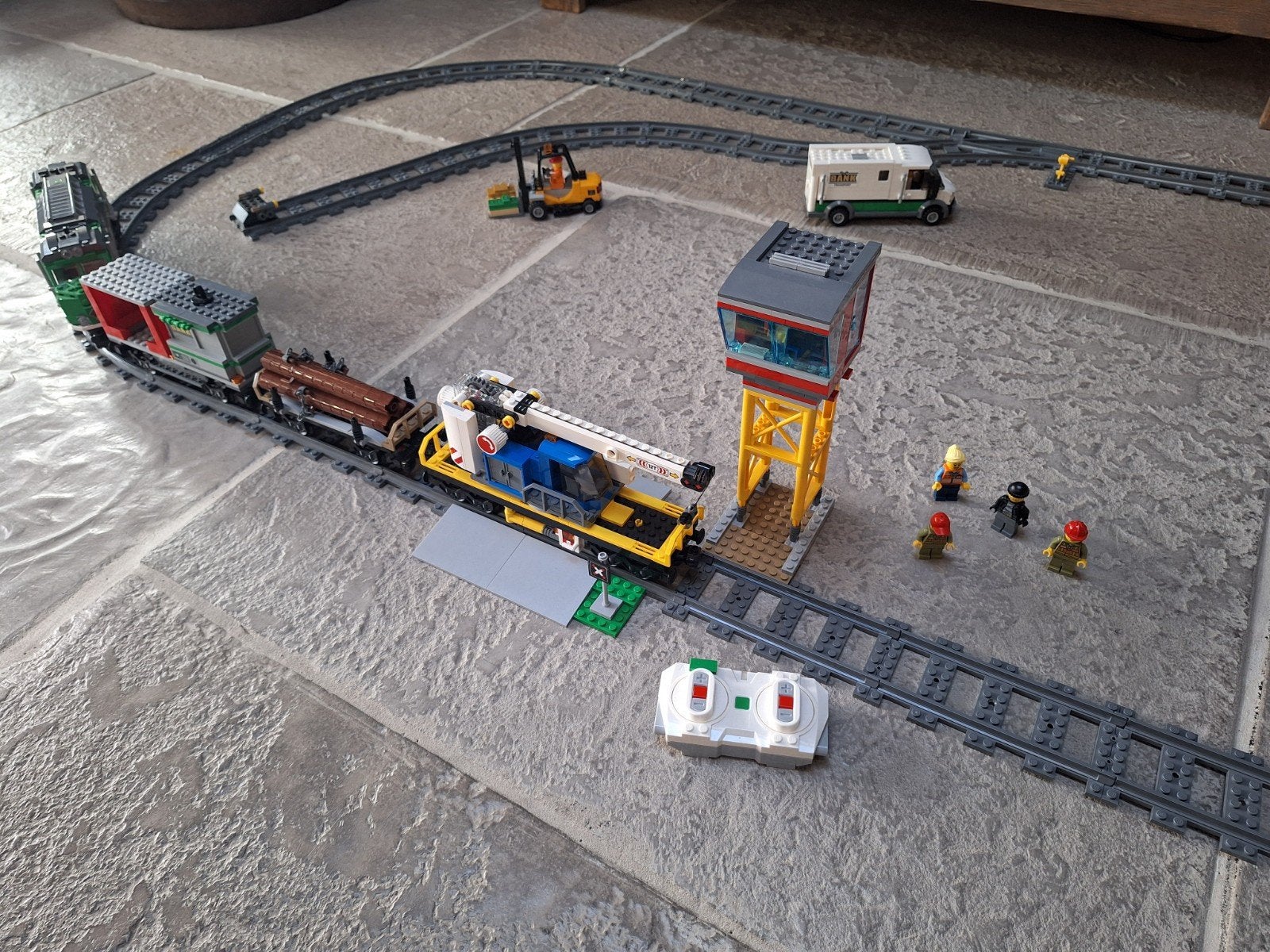 Foto 2 van LEGO City Vrachttrein 60198 met extra rails