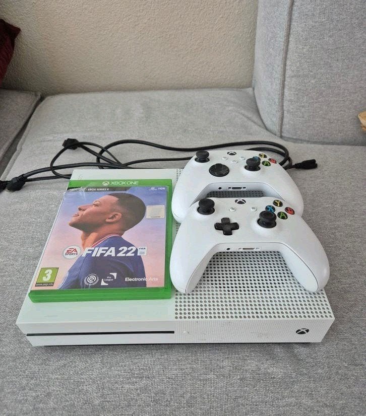 Xbox One S, met 2 controllers + Fifa 22, Ophalen, Gebruikt, Sport, 3 spelers of meer