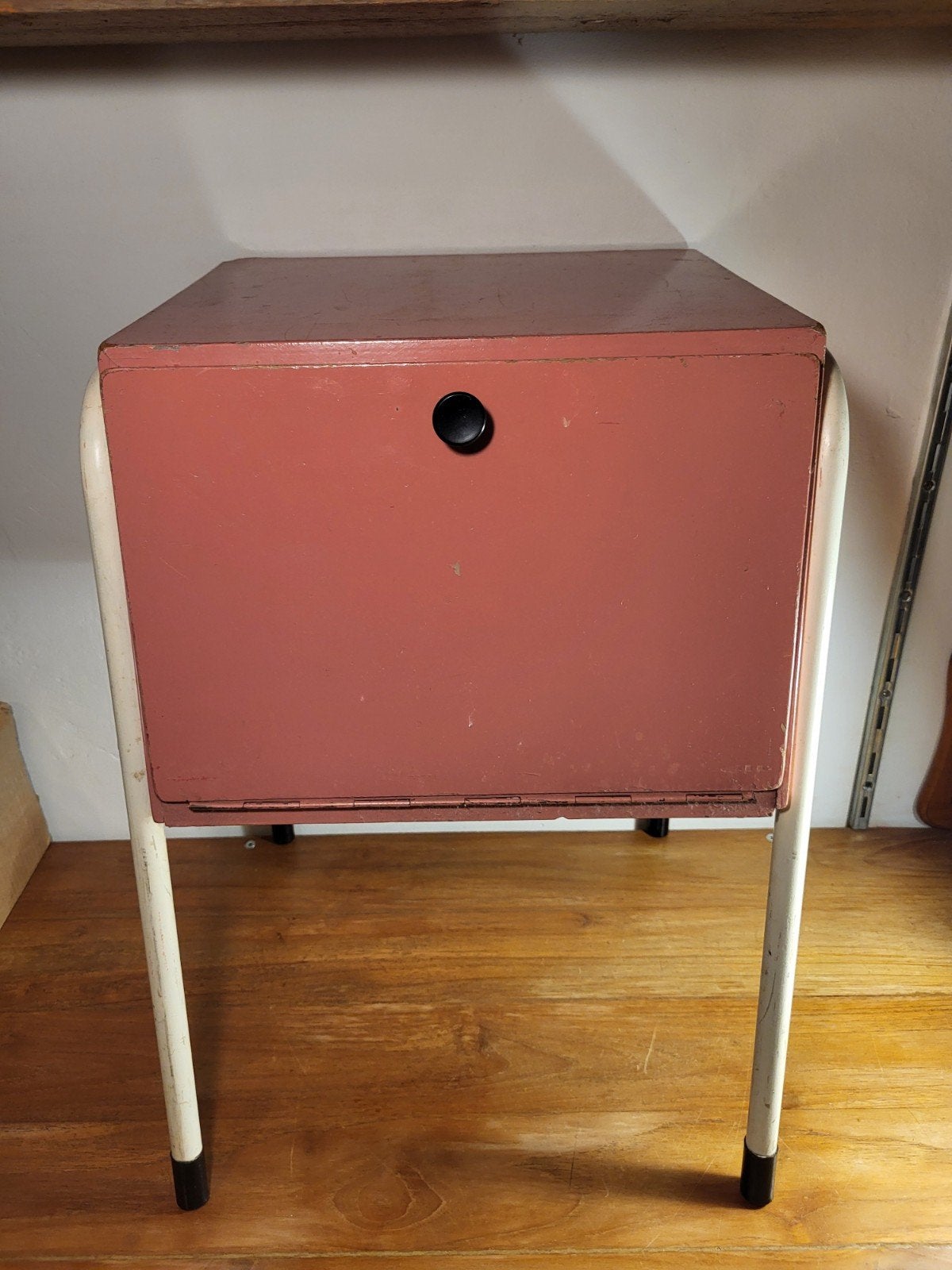 Vintage roze houten nachtkastje/bijzettafel, Antiek en Kunst, Ophalen