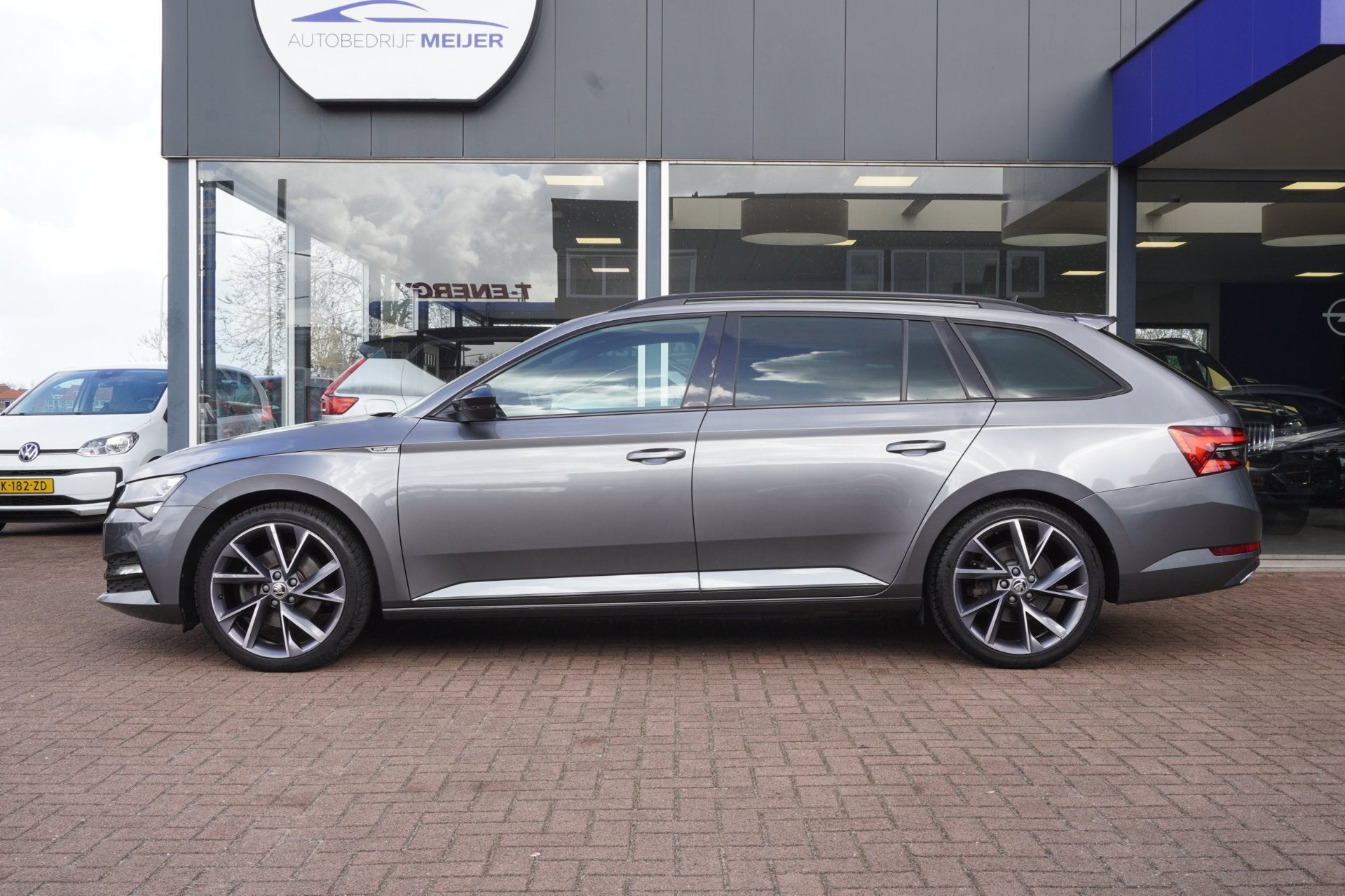 Skoda Superb Combi 1.4 TSI iV Sportline Business Automaat |, Auto's, Dealer onderhouden, 1695 kg, Hybride Elektrisch/Benzine, 1600 kg