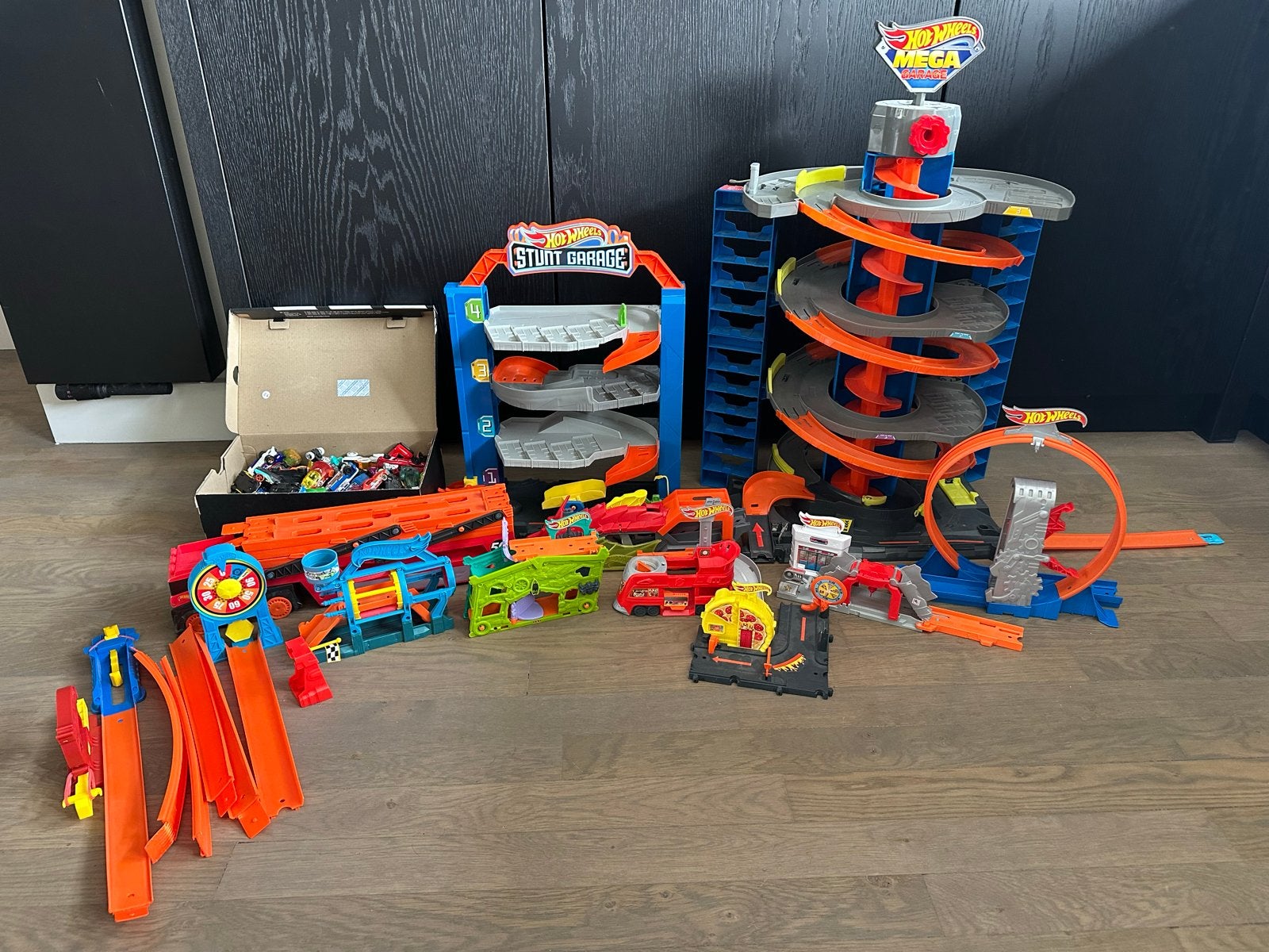 Grote Hot Wheels Mega Garage en Stunt Garage set met auto's, Ophalen, Gebruikt