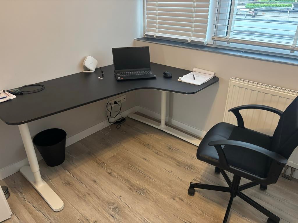 Ikea Hoekbureau zwart met wit onderstel - Zo goed als nieuw, Zwart, Spaanplaat of MDF, Hoekbureau, Ophalen of Verzenden